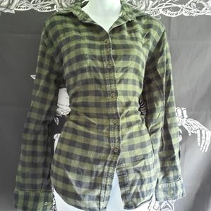 Long-sleeved plaid button up t-shirt